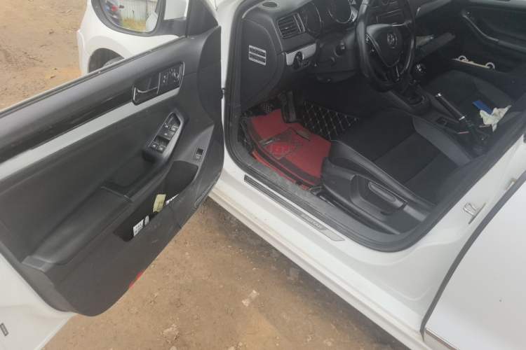 Used Volkswagen Sagitar 2015 1.6L Manual Comfort Model Driver Seat