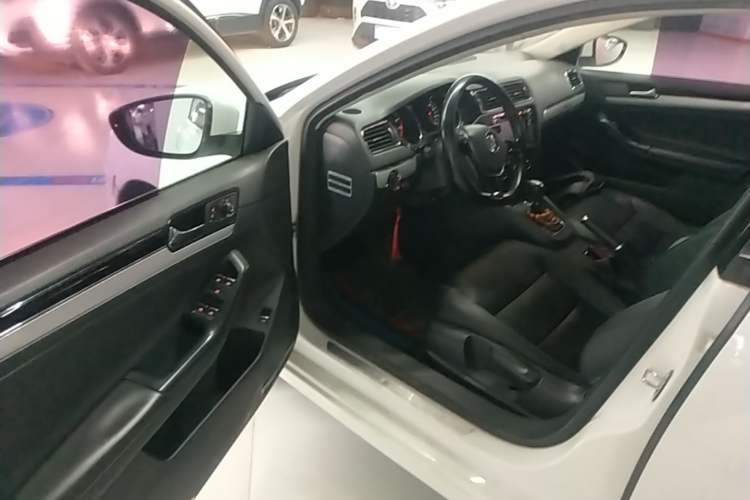 Used Volkswagen Sagitar 2015 230TSI Automatic Comfort Version Driver Seat