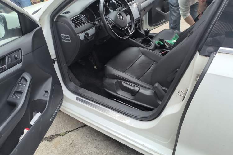 Used Volkswagen Sagitar 2015 230TSI Manual Comfort Version Driver Seat
