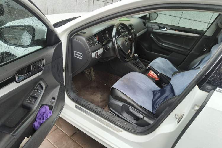 Used Volkswagen Sagitar 2015 230TSI Automatic Comfort Version Driver Seat