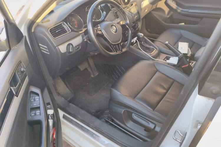 Used Volkswagen Sagitar 2015 230TSI Automatic Comfort Version Driver Seat