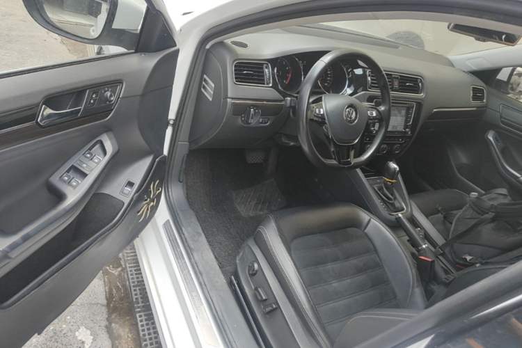 Used Volkswagen Sagitar 2015 230TSI Automatic Luxury Model Driver Seat