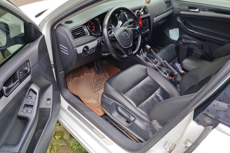 Used Volkswagen Sagitar 2015 230TSI Automatic Comfort Version Driver Seat