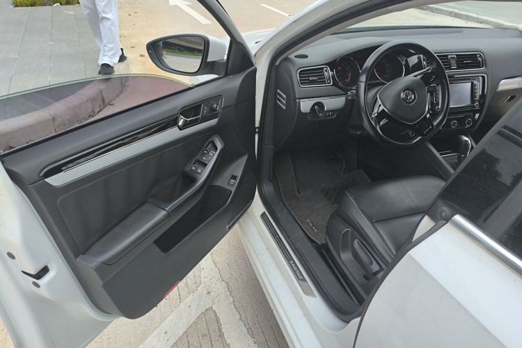 Used Volkswagen Sagitar 2015 230TSI Automatic Comfort Version Driver Seat