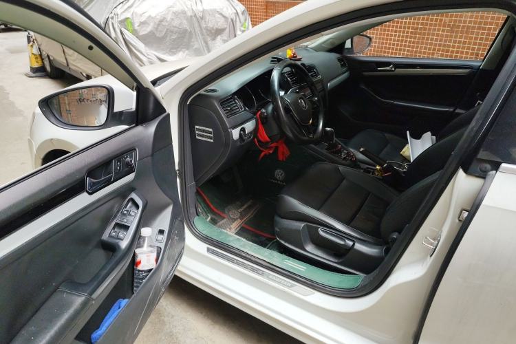 Used Volkswagen Sagitar 2015 230TSI Automatic Comfort Version Driver Seat