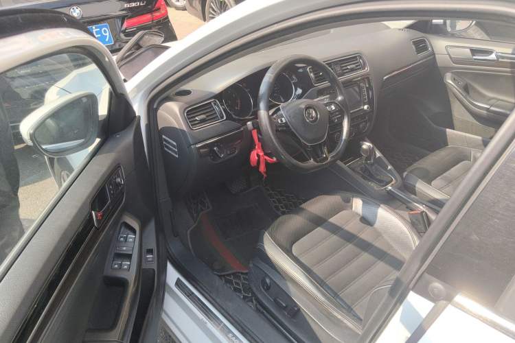 Used Volkswagen Sagitar 2015 230TSI Automatic Luxury Model Driver Seat