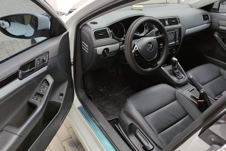 Used Volkswagen Sagitar 2015 230TSI Automatic Comfort Version Driver Seat