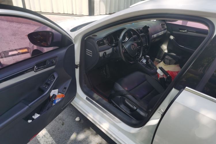 Used Volkswagen Sagitar 2015 230TSI Automatic Comfort Version Driver Seat