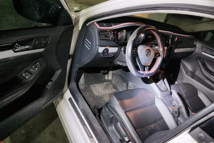 Used Volkswagen Sagitar 2015 1.6L Automatic Comfort Model Driver Seat
