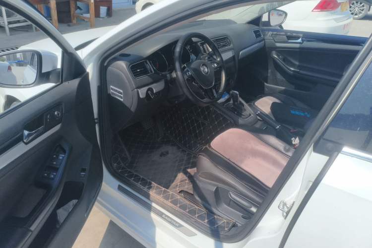 Used Volkswagen Sagitar 2015 230TSI Automatic Comfort Version Driver Seat