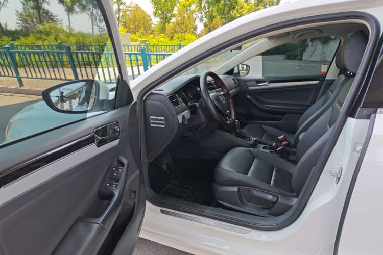Used Volkswagen Sagitar 2015 230TSI Automatic Comfort Version Driver Seat