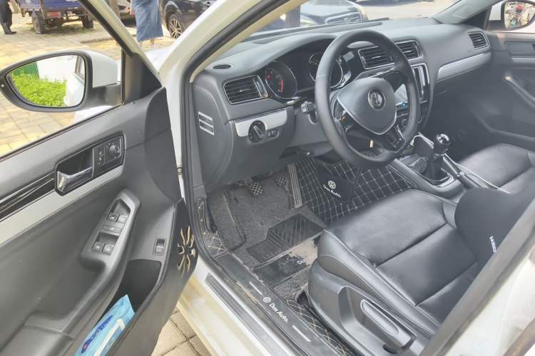 Used Volkswagen Sagitar 2015 1.6L Manual Comfort Model Driver Seat