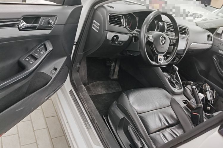 Used Volkswagen Sagitar 2015 230TSI Automatic Comfort Version Driver Seat
