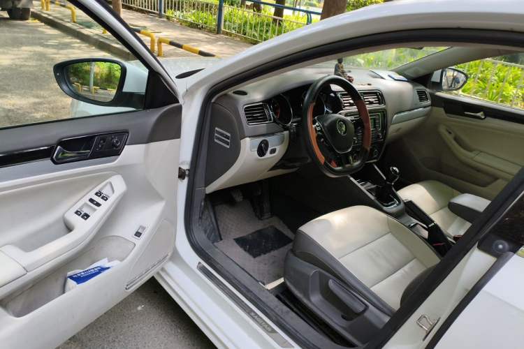 Used Volkswagen Sagitar 2015 1.6L Manual Comfort Model Driver Seat
