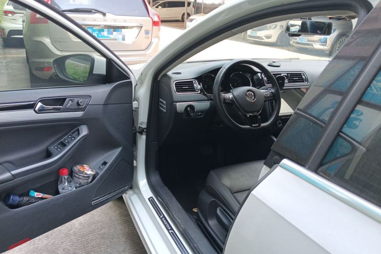 Used Volkswagen Sagitar 2015 230TSI Automatic Comfort Version Driver Seat