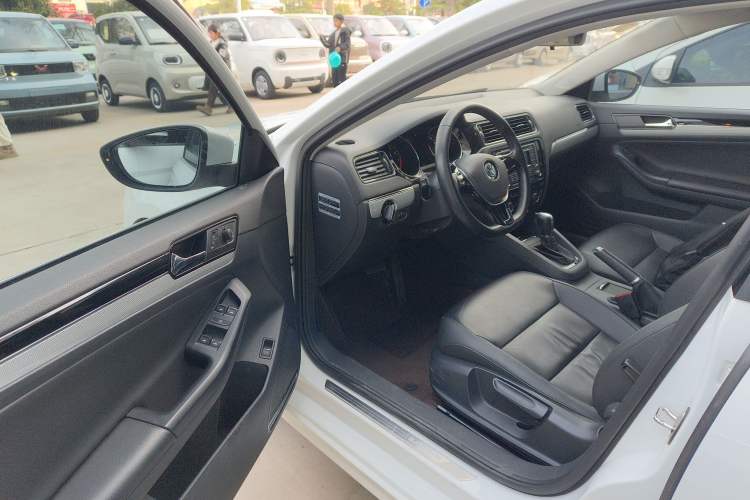 Used Volkswagen Sagitar 2015 230TSI Automatic Comfort Version Driver Seat