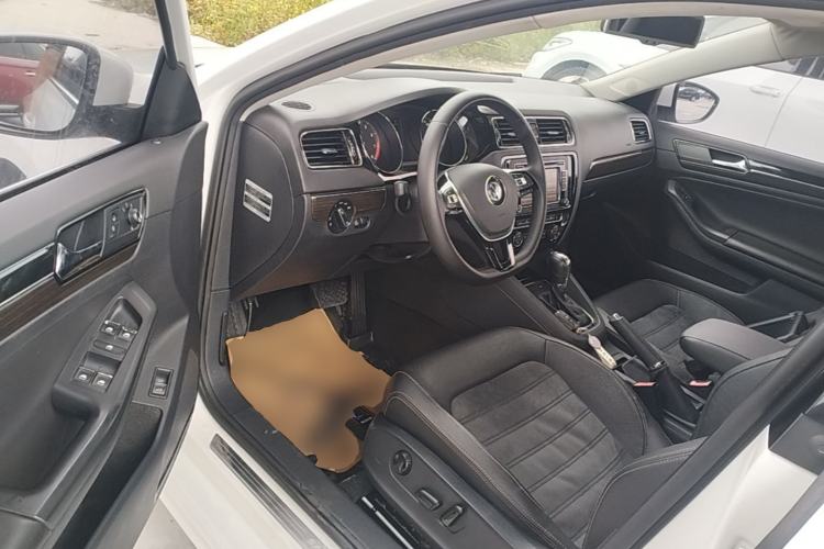 Used Volkswagen Sagitar 2015 230TSI Automatic Luxury Model Driver Seat