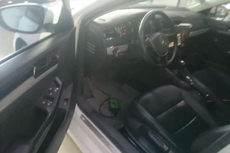 Used Volkswagen Sagitar 2015 230TSI Automatic Comfort Version Driver Seat