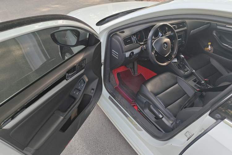Used Volkswagen Sagitar 2015 230TSI Automatic Comfort Version Driver Seat