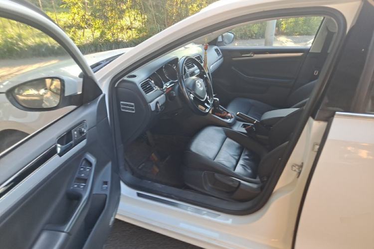 Used Volkswagen Sagitar 2015 230TSI Automatic Comfort Version Driver Seat
