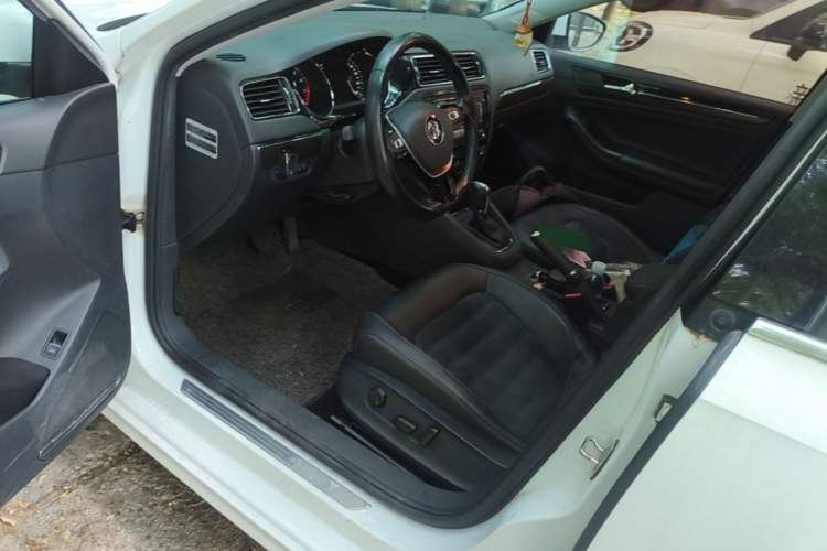 Used Volkswagen Sagitar 2015 230TSI Automatic Luxury Model Driver Seat