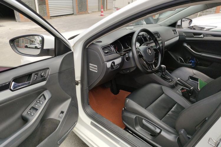 Used Volkswagen Sagitar 2015 230TSI Automatic Comfort Version Driver Seat