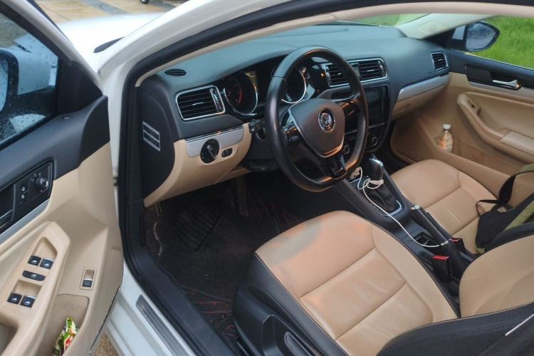 Used Volkswagen Sagitar 2015 230TSI Automatic Comfort Version Driver Seat