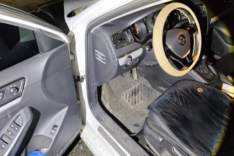 Used Volkswagen Sagitar 2015 230TSI Automatic Comfort Version Driver Seat