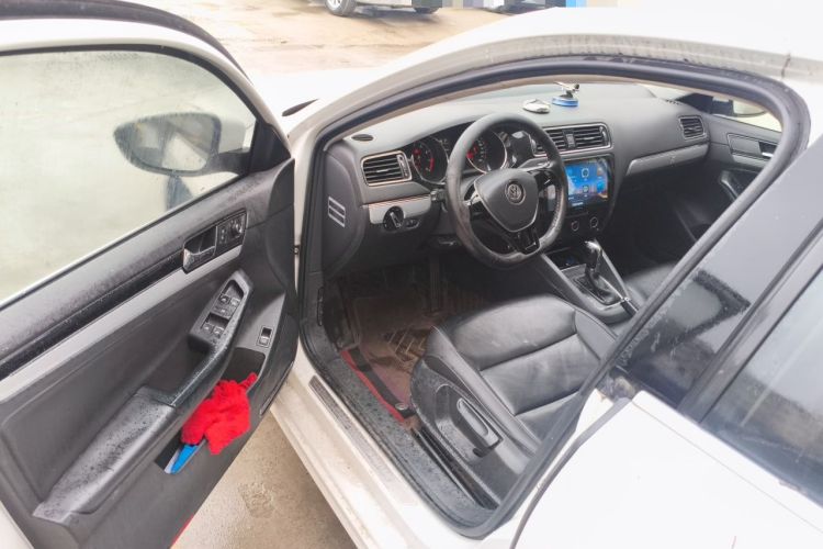 Used Volkswagen Sagitar 2015 230TSI Automatic Comfort Version Driver Seat
