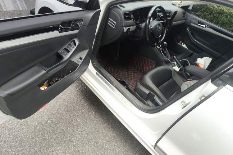 Used Volkswagen Sagitar 2015 230TSI Automatic Comfort Version Driver Seat