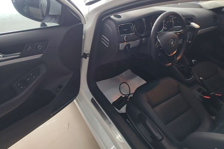 Used Volkswagen Sagitar 2015 1.6L Manual Comfort Model Driver Seat