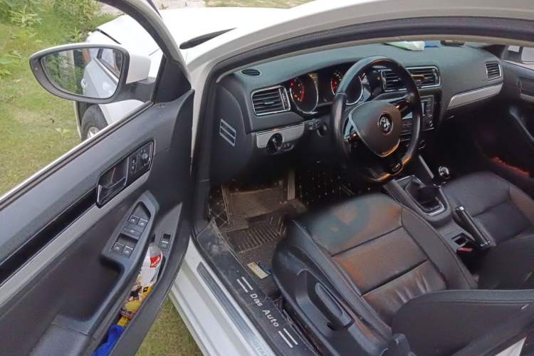 Used Volkswagen Sagitar 2015 1.6L Manual Comfort Model Driver Seat