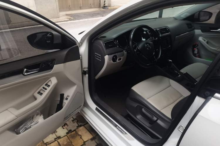 Used Volkswagen Sagitar 2015 230TSI Automatic Luxury Model Driver Seat
