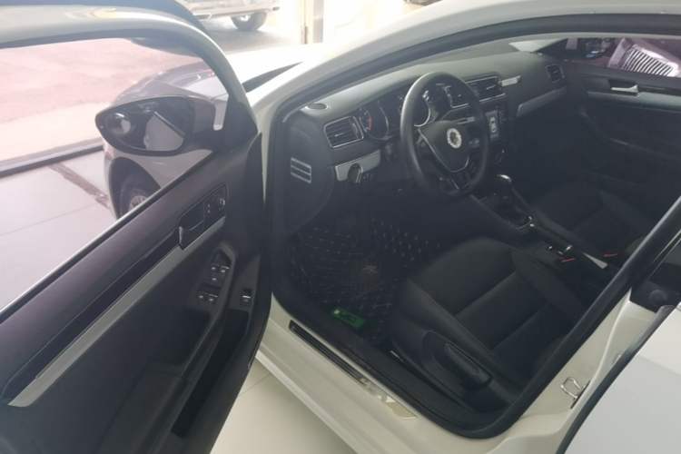 Used Volkswagen Sagitar 2015 230TSI Automatic Comfort Version Driver Seat