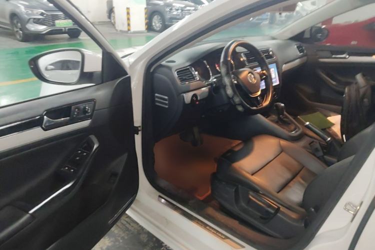 Used Volkswagen Sagitar 2015 230TSI Automatic Comfort Version Driver Seat