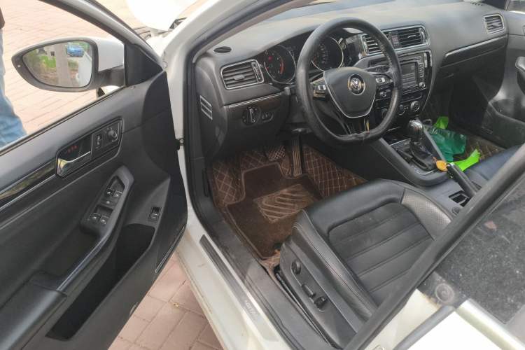 Used Volkswagen Sagitar 2015 230TSI Automatic Luxury Model Driver Seat