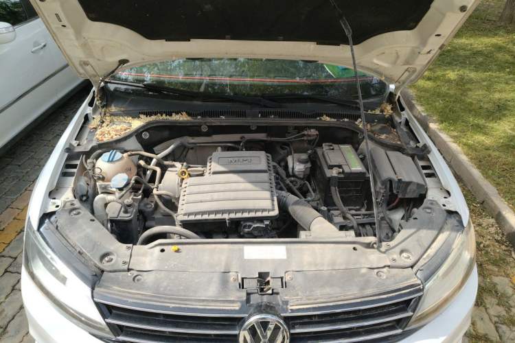 Used Volkswagen Sagitar 2015 1.6L Manual Fashion Edition Engine Bay
