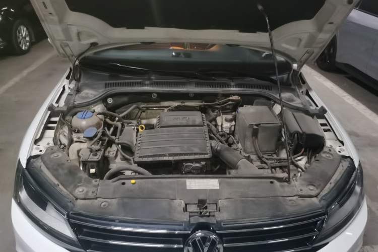 Used Volkswagen Sagitar 2015 1.6L Manual Fashion Edition Engine Bay