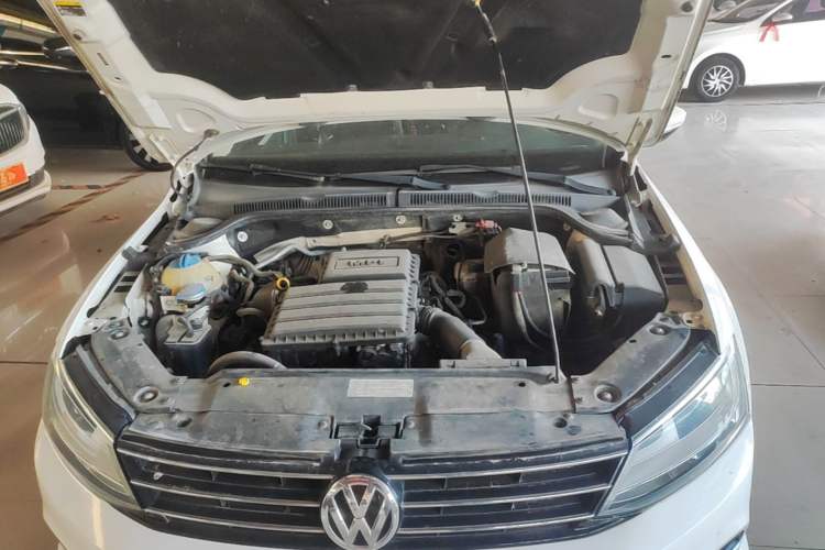 Used Volkswagen Sagitar 2015 1.6L Manual Comfort Model Engine Bay