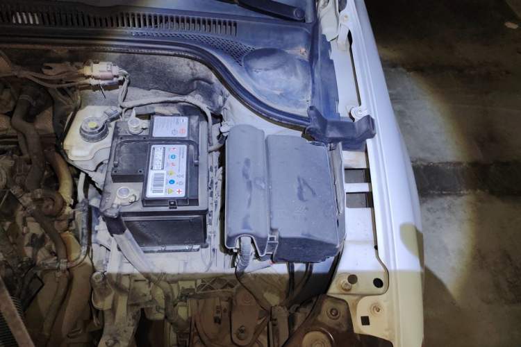 Used Volkswagen Sagitar 2015 1.6L Manual Comfort Model Engine Bay Left