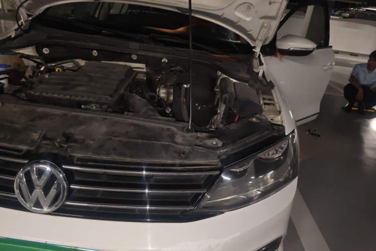 Used Volkswagen Sagitar 2015 1.6L Manual Comfort Model Engine Bay Left