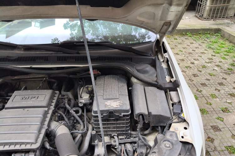 Used Volkswagen Sagitar 2015 1.6L Automatic Comfort Model Engine Bay Left