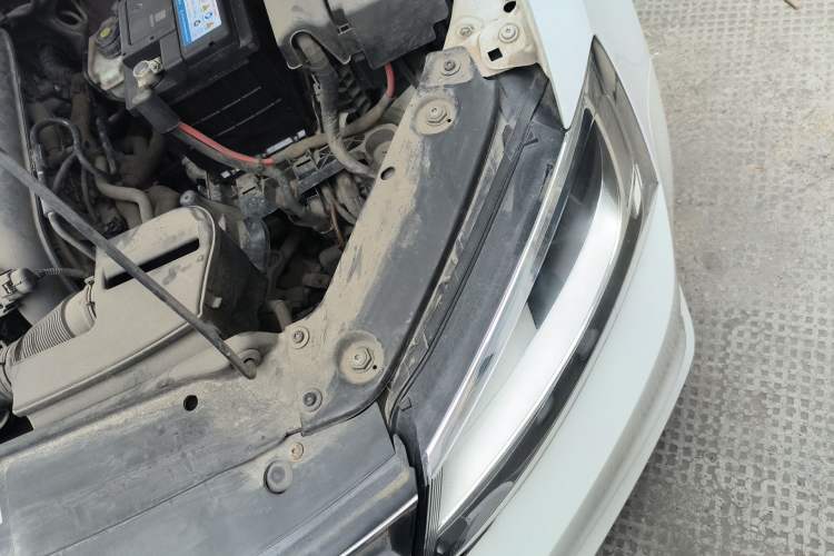 Used Volkswagen Sagitar 2015 230TSI Manual Comfort Version Engine Bay Left