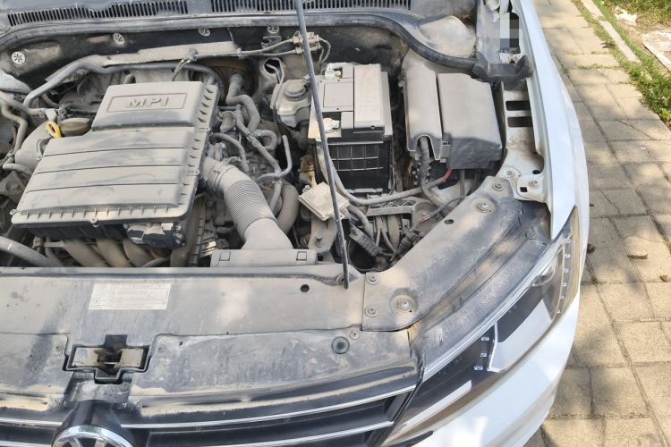 Used Volkswagen Sagitar 2015 1.6L Manual Comfort Model Engine Bay Left