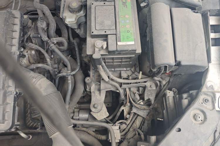 Used Volkswagen Sagitar 2015 1.6L Manual Comfort Model Engine Bay Left