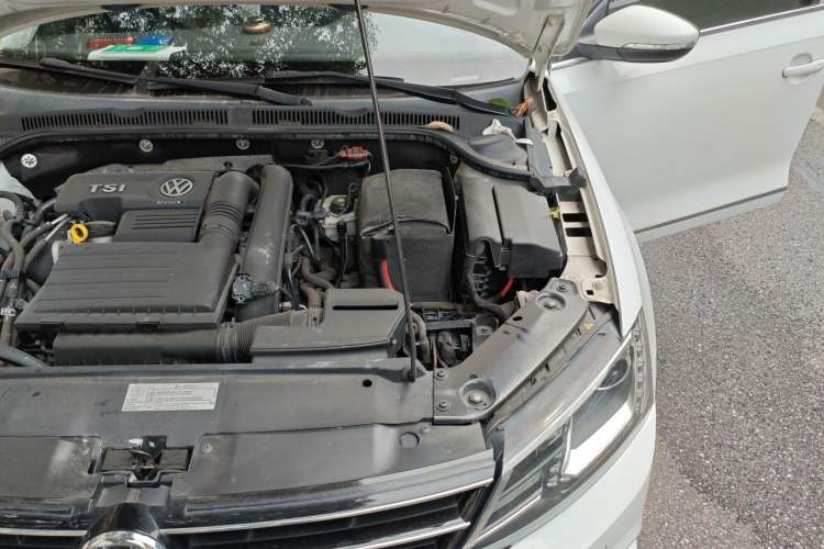 Used Volkswagen Sagitar 2015 230TSI Automatic Luxury Model Engine Bay Left