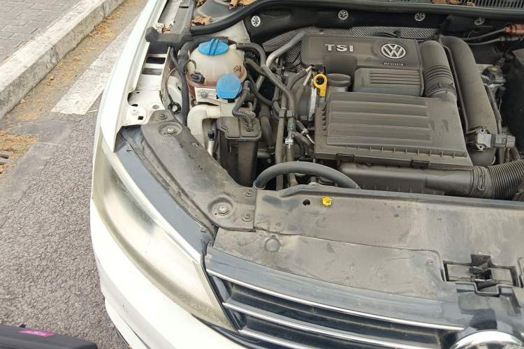 Used Volkswagen Sagitar 2015 230TSI Automatic Luxury Model Engine Bay Right