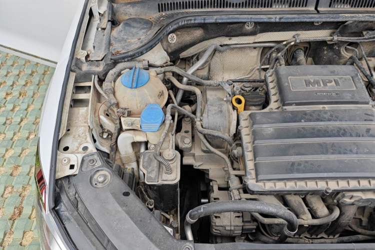 Used Volkswagen Sagitar 2015 1.6L Automatic Fashion Model Engine Bay Right