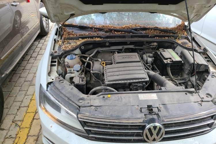 Used Volkswagen Sagitar 2015 1.6L Manual Fashion Edition Engine Bay Right