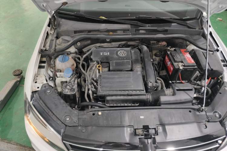 Used Volkswagen Sagitar 2015 230TSI Automatic Luxury Model Engine Bay Right